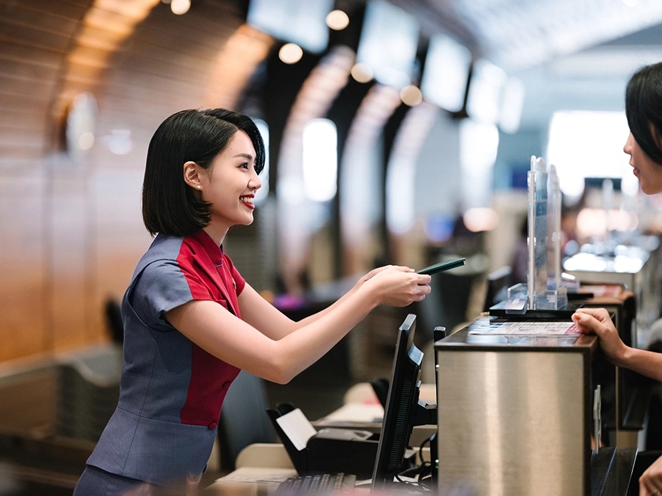 Làm thủ tục lên máy bay tại sân bay